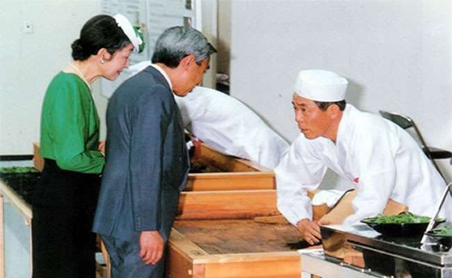 Toshikazu Yamashita demonstrating temomi hand-rolling before Their Majesties the Emperor and Empress of Japan in 1991